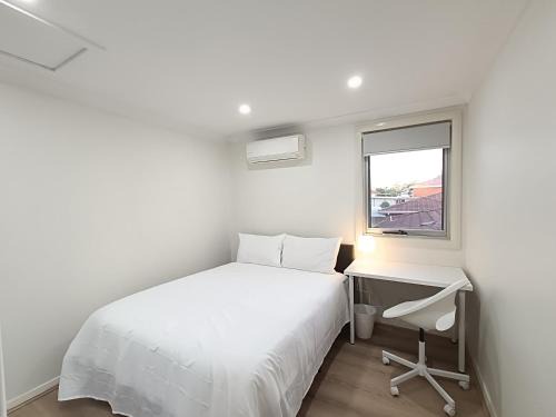 Merrylands House | Comfortable Queen Room With AC & Heating - Merrylands - NM7