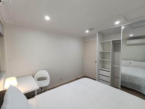 Merrylands House | Comfortable Queen Room With AC & Heating - Merrylands - NM7