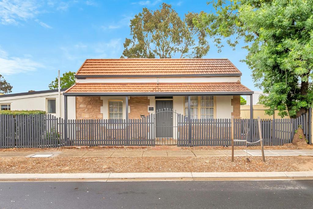 Gawler South House | Comfy Heritage Cottage in Gawler South, spacious with 3 bedrooms and close to city train, shops and dining