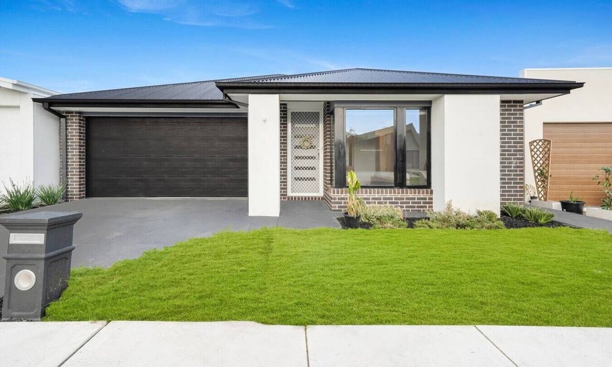 Mickleham House | Comfy Premium 4BR Near Airport, Cafes & Amenities