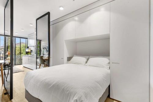Saint Kilda South Apartment | Contemporary 1-Bed in the Heart of St Kilda