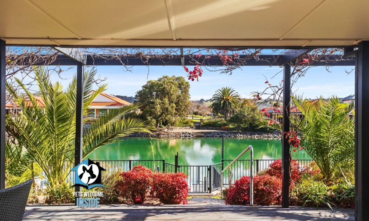 Encounter Bay Cabin | Contemporary Lakeside Stunner – 3 bedrooms & jetty