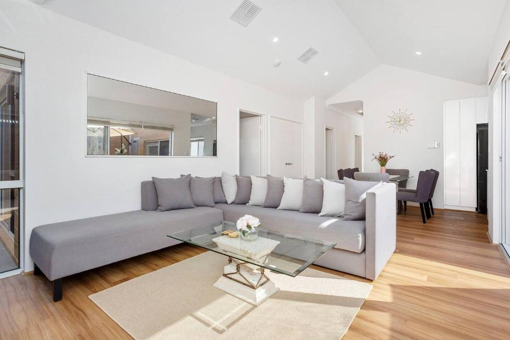 Craigie House | Contemporary Retreat near Hillarys Boat Harbour