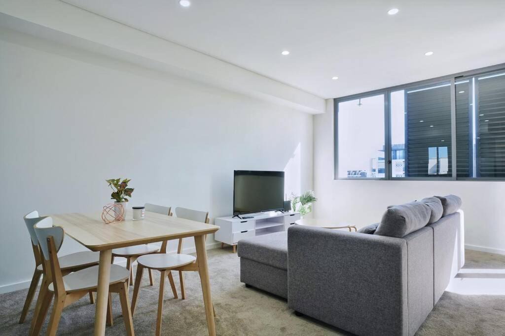 Waterloo Apartment | Convenient location close to AIRPORT CITY BONDI