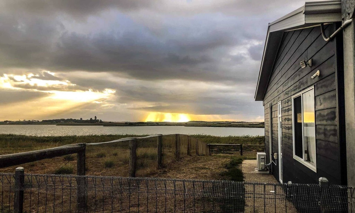 Bonney House | Coorong Island Retreat - Pet Friendly - Farm Stay