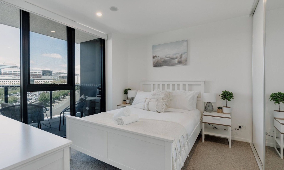 Phillip Apartment | Cosy 1-Bed with Pool, Gym ,Parking