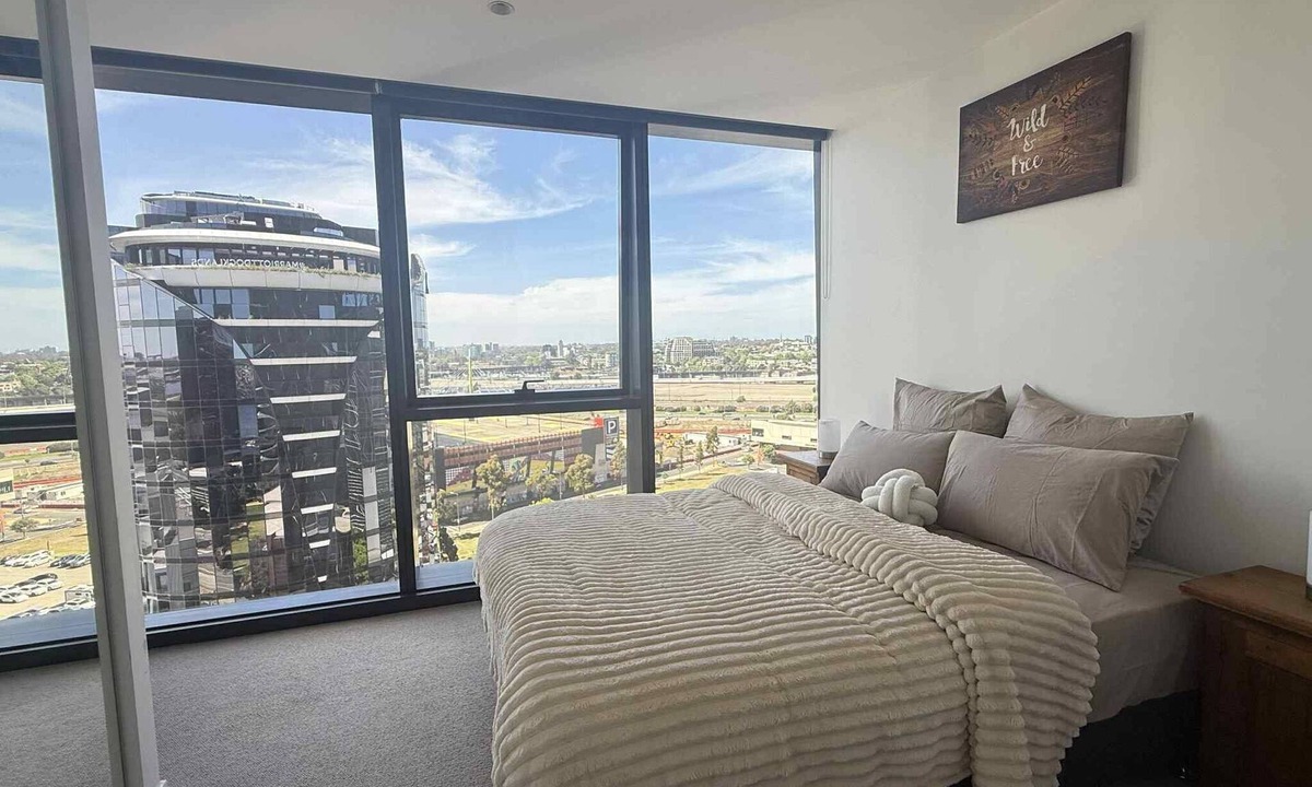 Docklands Apartment | Cosy 2 bedroom apartment with pool, gym and sauna