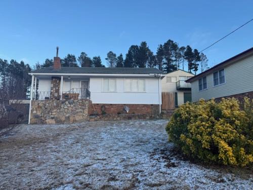 Cooma House | Cosy Cooma Holiday Home in the Snowy Mountains