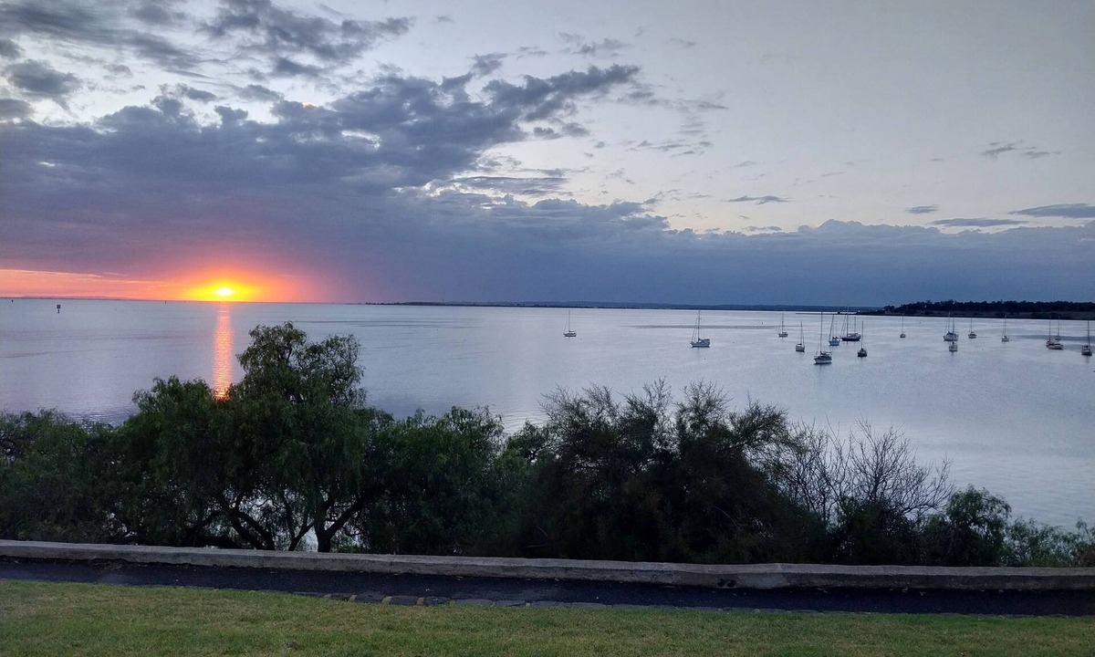 Corio House | Cosy Corio Gateway - 2 Mins to Spirit of Tasmania