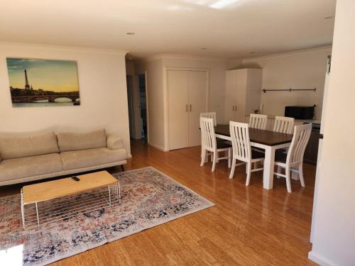 Garran House | Cosy Modern 3 Bedroom 2 Bathroom Home Near The Canberra Hospital