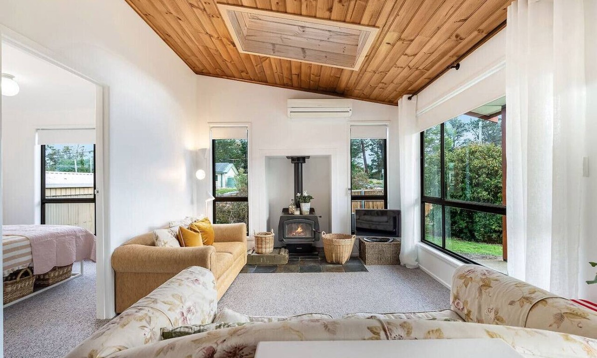 South Arm House | Cosy Shack - Steps from Beach