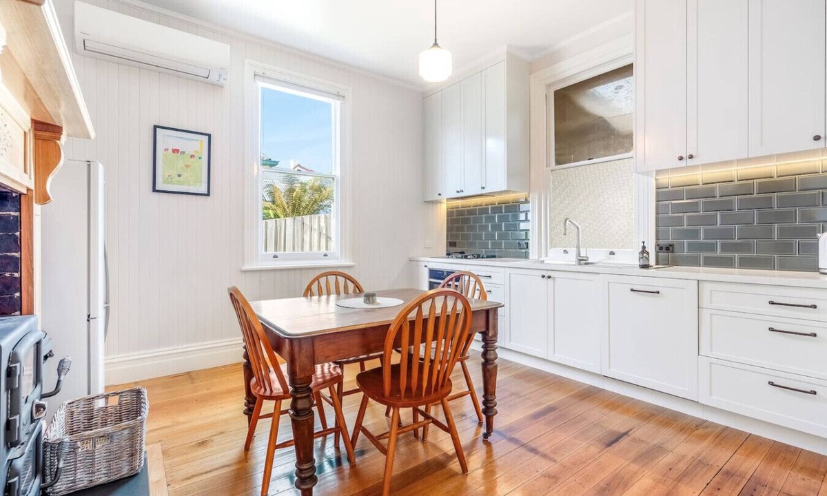 West Hobart Apartment | Cosy Upgraded Character Home in Leafy West Hobart