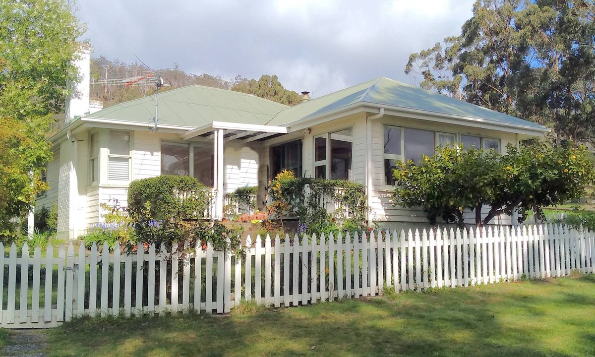Port Huon House | Country Cottage Accommodation overlooking Huon River