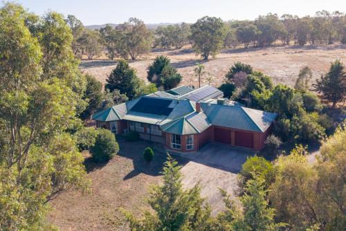Axe Creek Villa | Country Escape Near Bendigo | Pool and BBQ