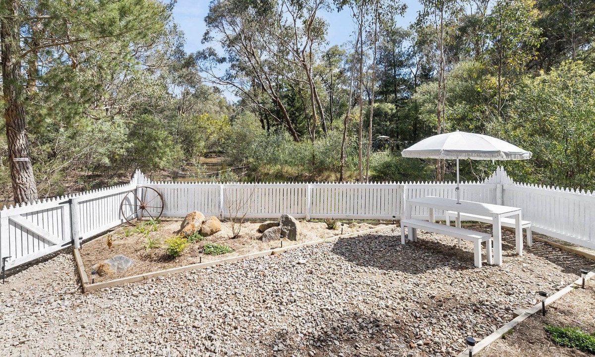 Smythesdale House | Country Retro Caravan Cottage