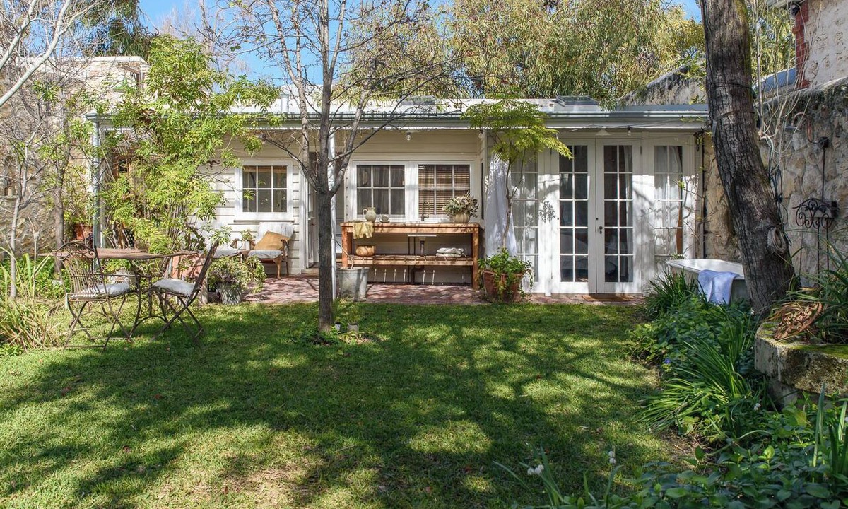 South Fremantle House | Couples retreat + Secret Garden + Outdoor bath - Rest + Recharge + Reconnect
