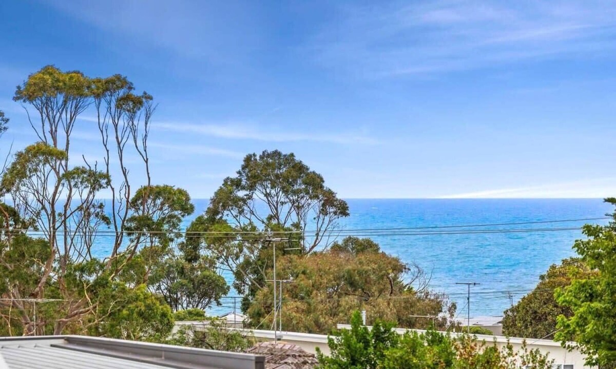Torquay House | Cowrie House: Ocean Views, 500m to Fisho’s Beach