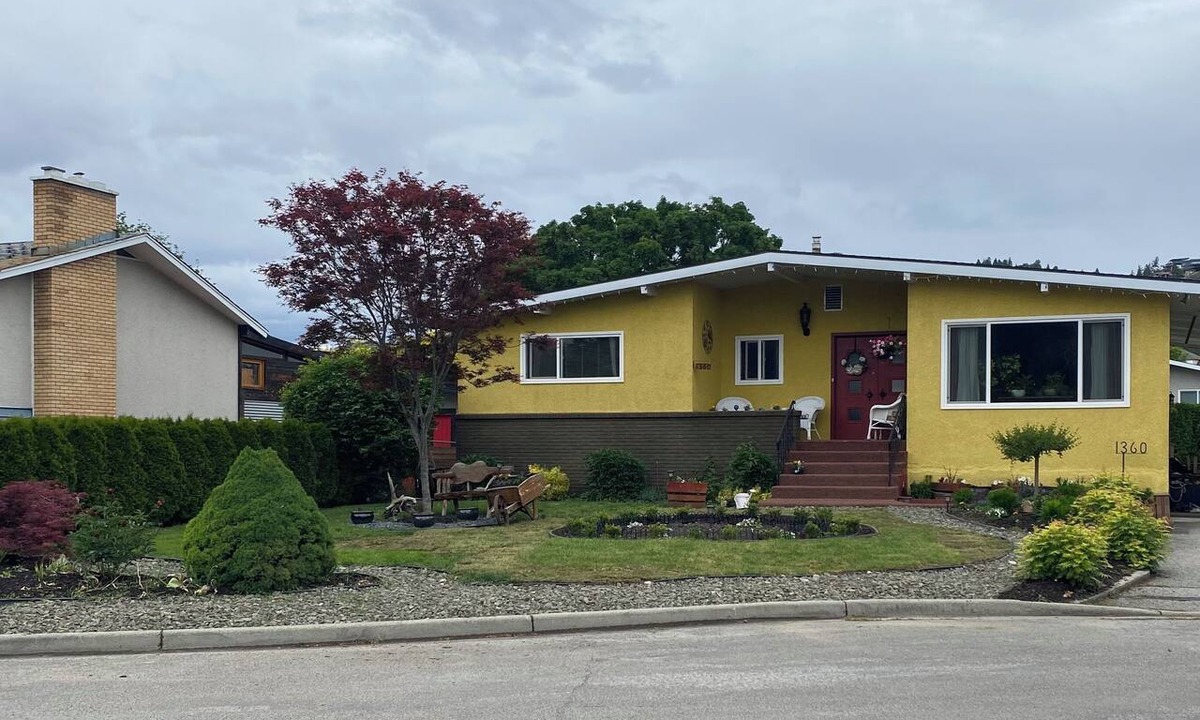 Central Okanagan House | Cozy 2 bedroom suite in downtown Kelowna BC