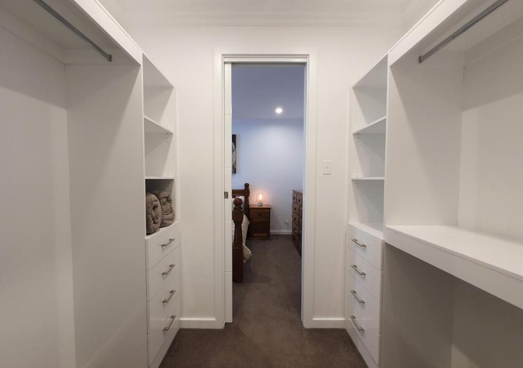 Christies Beach House | Cozy Getaway, King Bed with TV, NBN, Nespresso Coffee Machine
