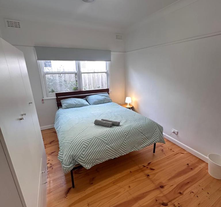 Broadmeadows House | Cozy Queen Room Conveniently Located - CR3