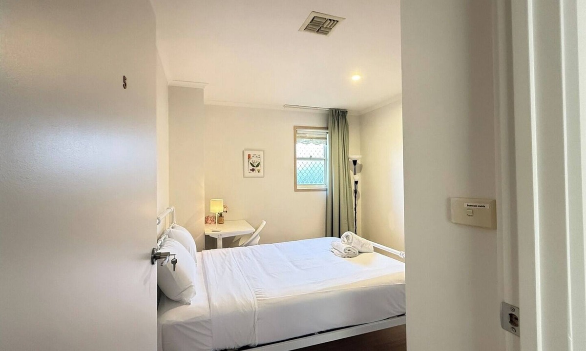 Turner House | Cozy Queen Room Near ANU and City Centre | Parking