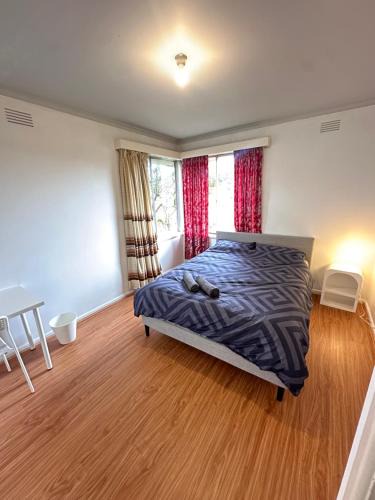 Broadmeadows House | Cozy Queen Room - Train Station - BM2
