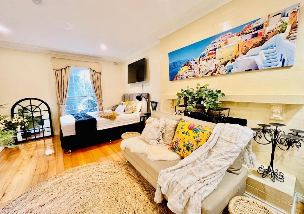 Wantirna South House | Cozy Self Contained Studio with Seperate Spacious Living room -Just a Stone's Throw from Newly Renovated Knox Westfield in East Melbourne