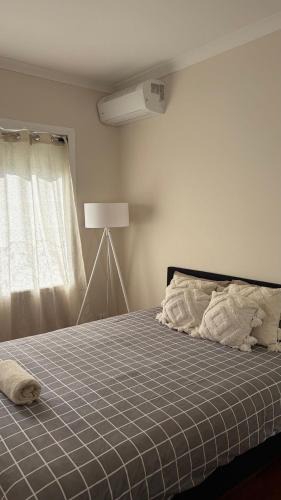 St. Albans House | Cozy Studio Retreat in Saint Albans with Private Entrance