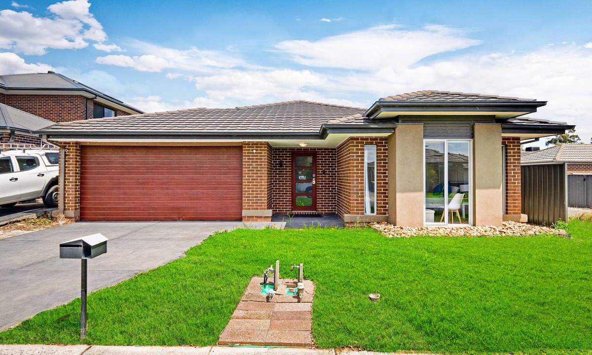 Cranbourne North House | Cranbourne Cottage, Home Away from Home with a Resort feel.