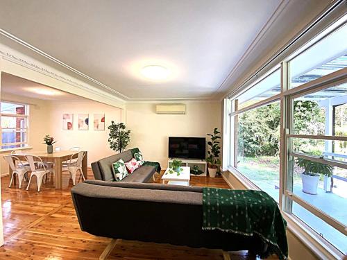 Pennant Hills House | Creekside House - 3 bedrooms & 2 bathrooms entire house