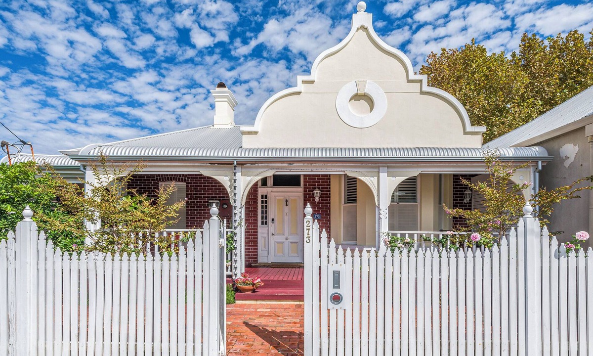 South Fremantle House | Crepe Myrtle Cottage in South Fremantle. Location + Wow factor