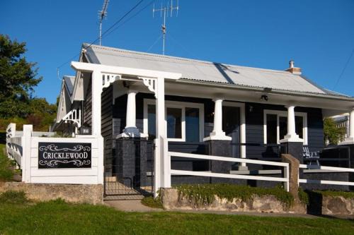 Daylesford House | Cricklewood- 2 bedroom enchanting miner's cottage