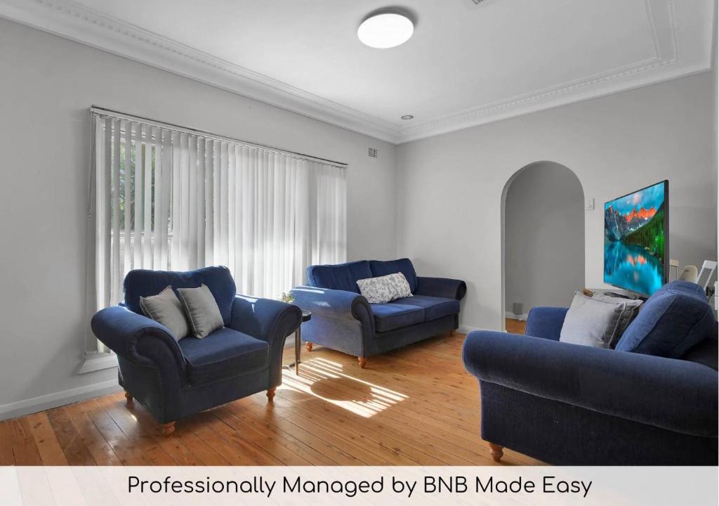 Dubbo House | Crossroads Cottage - Close to Zoo Charming & Cosy
