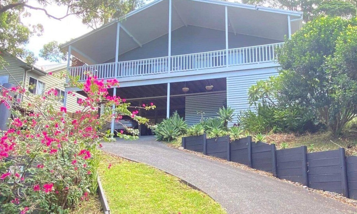 Smiths Lake House | Cute, comfy whole house with a huge deck, minutes from local beaches!