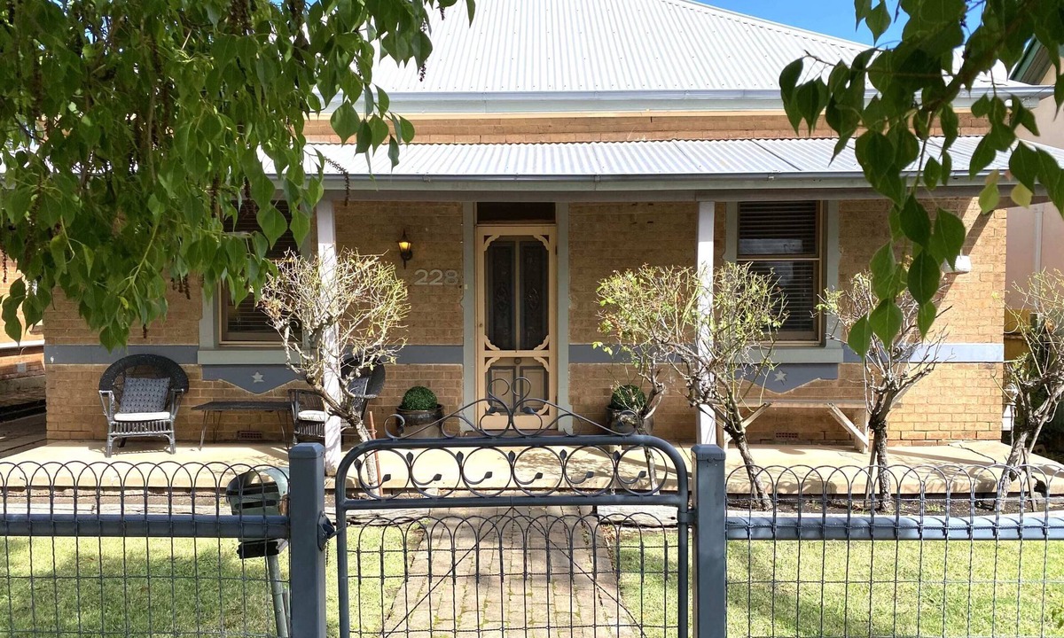 Orange East House | Cute Cottage on Byng | Walk to Town