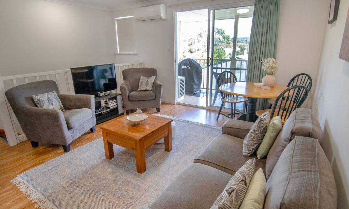 Mira Mar Apartment | Cute upstairs 2 bedroom apartment perfect for short stays while visiting Albany