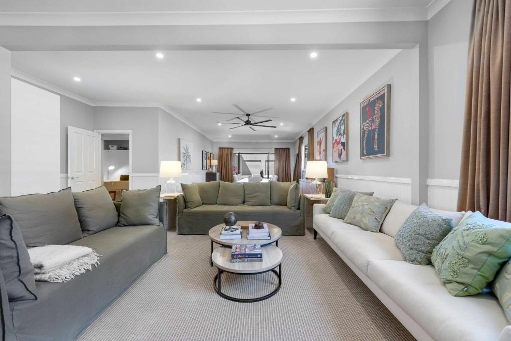 Orange House | Dalton Cottage - Charm & Convenience