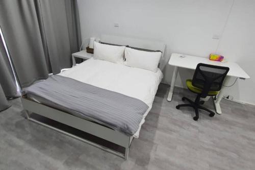 City East Apartment | Dana-Spacious Private Room in Shared 2-Bedroom Apartment-1