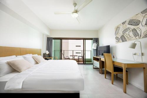 Darwin City Centre Apartment | Darwin Apartment Hotel, Kitchen & Pool& Car Park