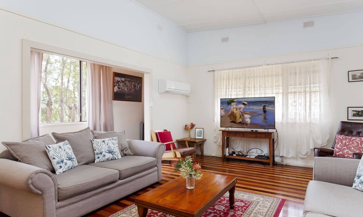 Shoal Bay House | Daves Place, 27 Rigney St - Holiday house with Wifi, Dog Friendly, Aircon & Boat Parking