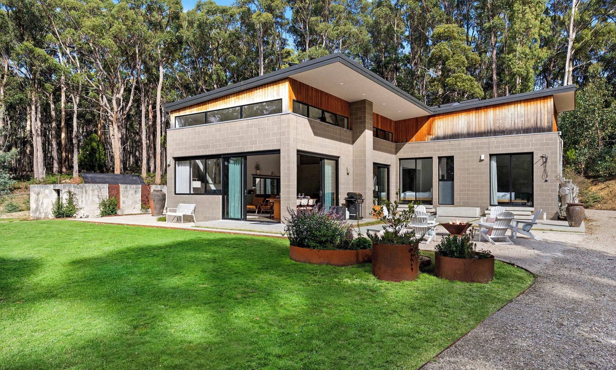 Eganstown House | Daylesford retreat on 6 acres, sleeps 8 w/firepit