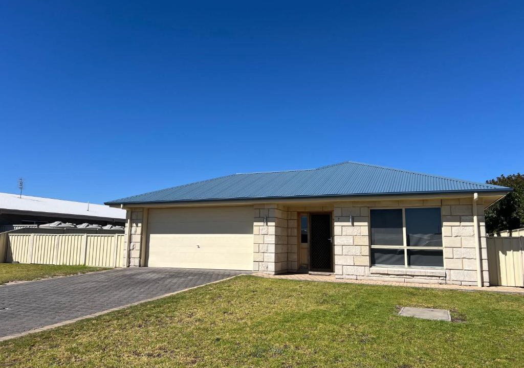 Waterhouse House | Dean's on McQueen - Pet Friendly Outside