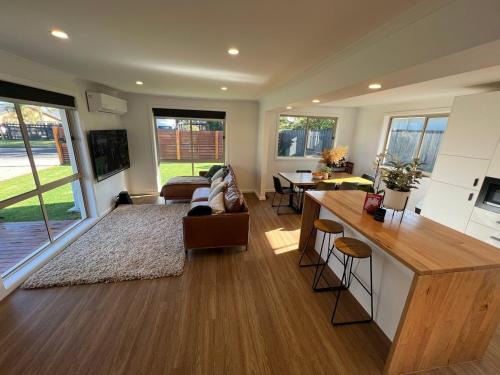 Patterson Lakes House | Deluxe 2 Bedroom Retreat with Spa