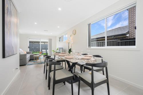 Denham Court Villa | Denham Court 4Br with Central AC & WiFi near Coles