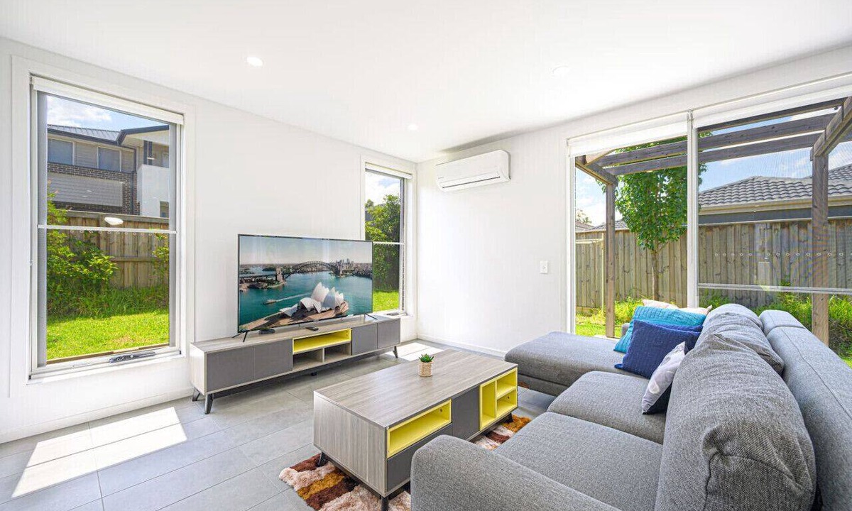 Denham Court House | Denham Court Adorable 4Br house with Wifi &Parking