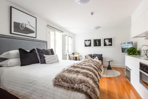 Lewisham Apartment | Designer Studio in Grand Manor 20 min From Sydney