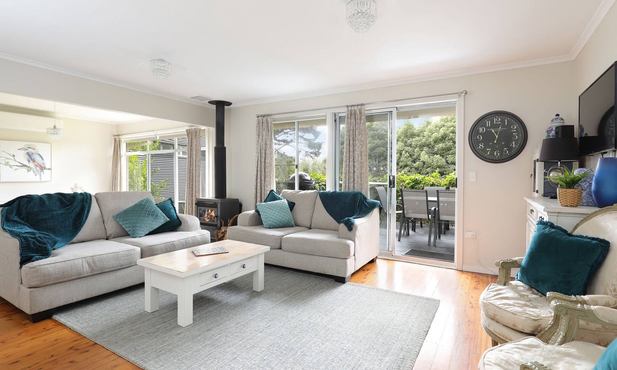 Wentworth Falls Cottage | Dogs Stay Free. Cosy Restful Retreat with Fireplace.