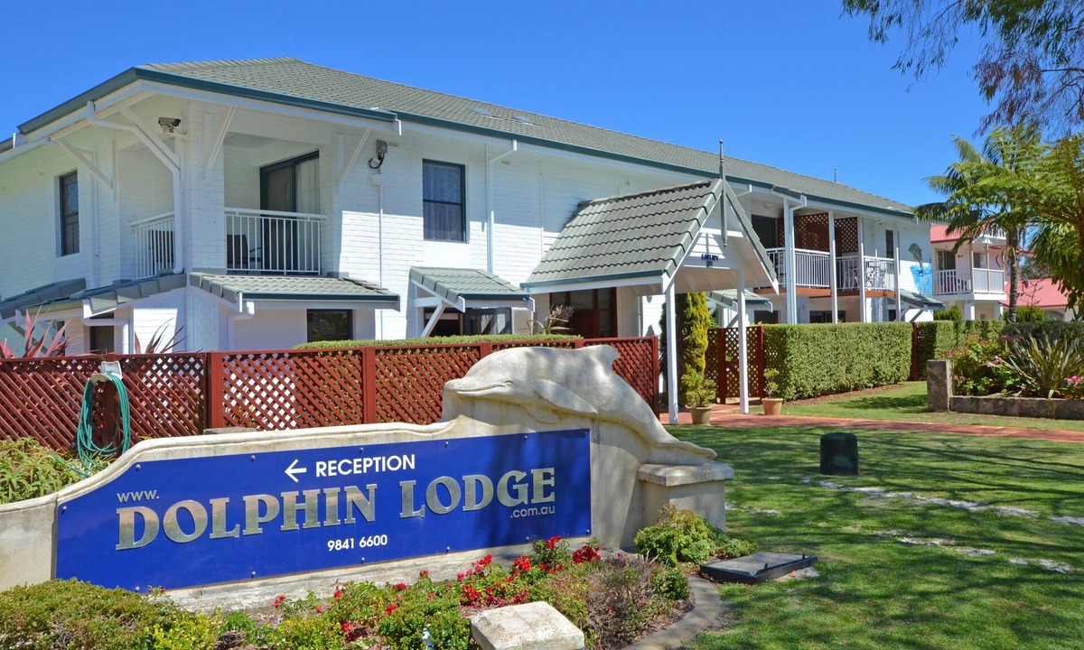 Middleton Beach Apartment | Dolphin Lodge- Self contained apartments-200 meters from Middleton Beach