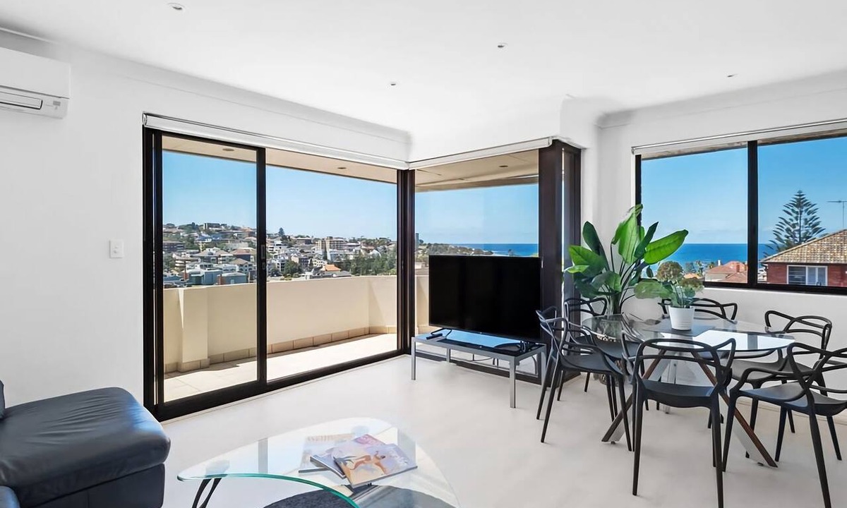 Coogee Apartment | Dream View Steps from the Beach
