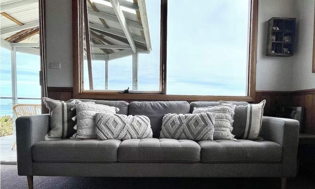 Greens Beach House | Drift Away with the waves and endless sea views